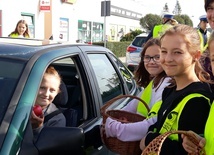 Tylko niektórzy z kierowców zasłużyli na słodkie jabłka w nagrodę za bezpieczną jazdę.