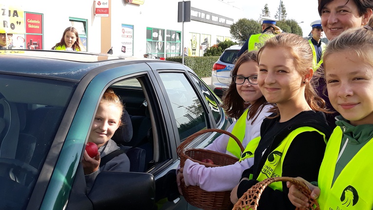 Tylko niektórzy z kierowców zasłużyli na słodkie jabłka w nagrodę za bezpieczną jazdę.