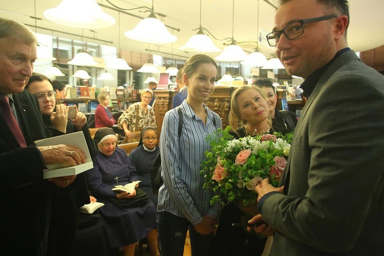 W spotkaniu wzięli udział zarówno młodsi jak i starsi miłośnicy literatury.