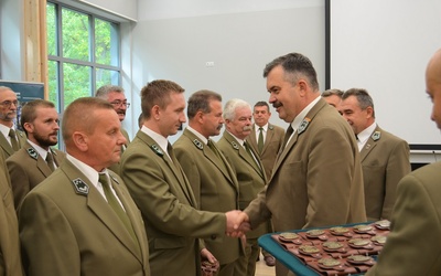 Oznaki strażnikom leśnym wręcza dyrektor RDLP w Radomiu Andrzej Matysiak