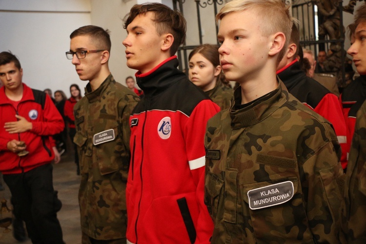 Ślubowanie klas pierwszych w KLO w Henrykowie