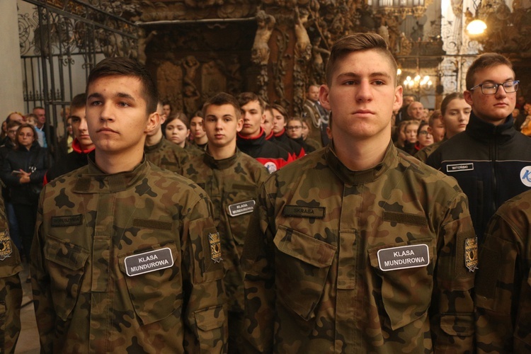 Ślubowanie klas pierwszych w KLO w Henrykowie