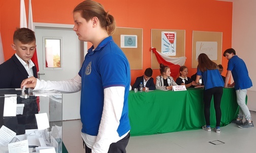 Śląskie. 121 szkół zgłosiło się do programu "Młodzi Głosują"