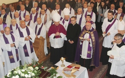 Pogrzebowej liturgii przewodniczył bp Piotr Greger.