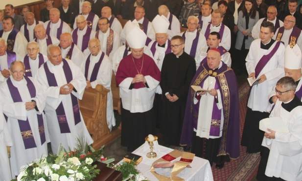 Pogrzebowej liturgii przewodniczył bp Piotr Greger.