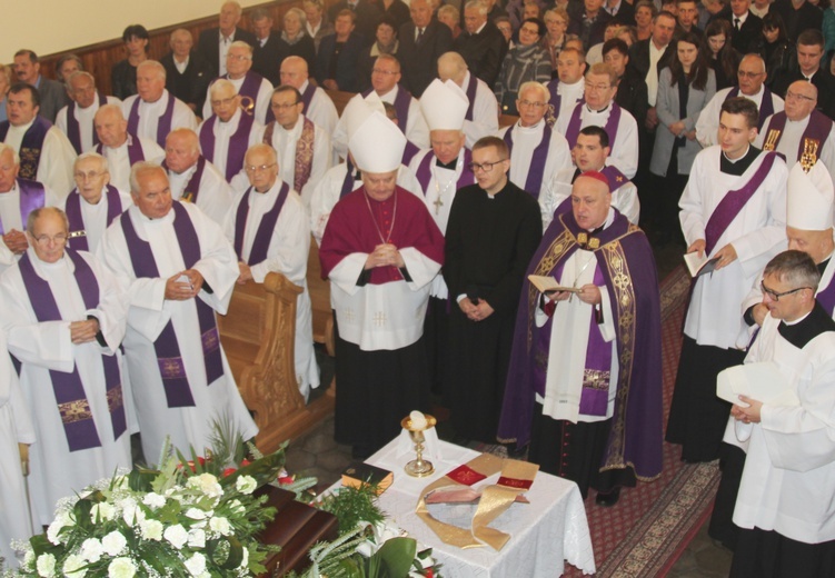 Pogrzebowej liturgii przewodniczył bp Piotr Greger.