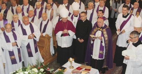 Pogrzebowej liturgii przewodniczył bp Piotr Greger.