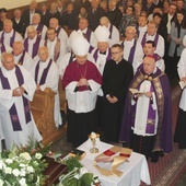 Pogrzebowej liturgii przewodniczył bp Piotr Greger.
