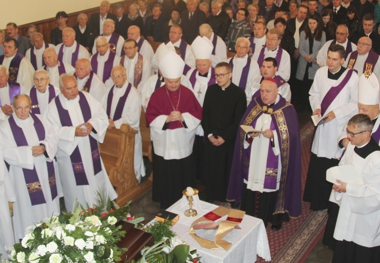 Pogrzebowej liturgii przewodniczył bp Piotr Greger.