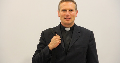 Do wspólnej modlitwy w intencji kapłanów zaprasza ks. Piotr Przyborek.