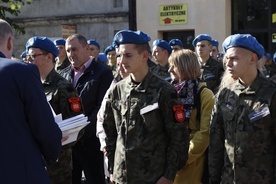 Podczas ślubowania prezez zarządu ZDZ w Kielcach wyróżnił 14 uczniów za szczególną dyscyplinę i zaangażowanie w życie szkoły.