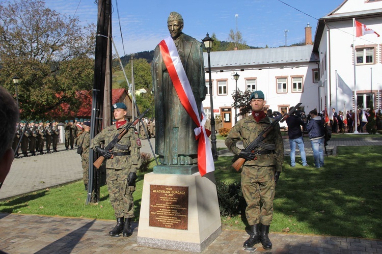 Chciano go skazać na wieczną niepamięć, dziś ma pomnik w Łabowej