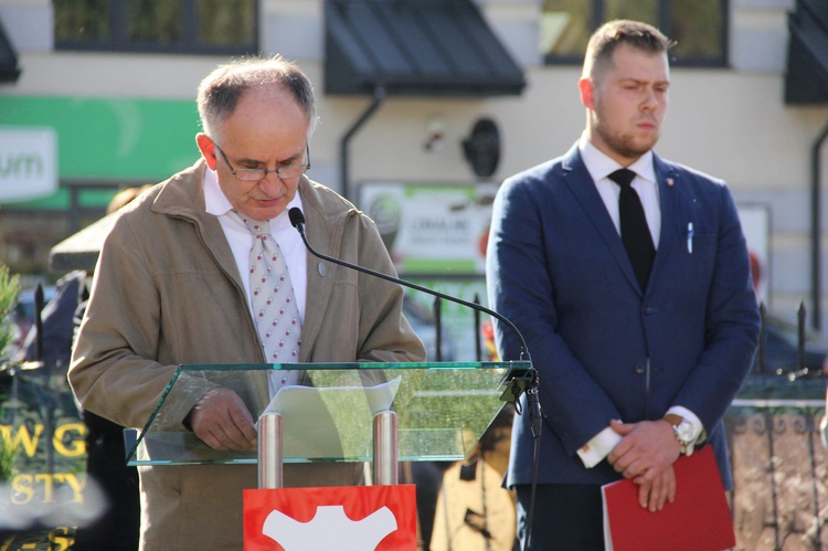 Chciano go skazać na wieczną niepamięć, dziś ma pomnik w Łabowej