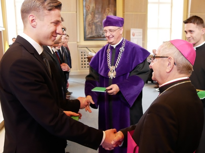 Alumni I roku złożyli swoje studenckie ślubowanie i otrzymali studenckie indeksy.