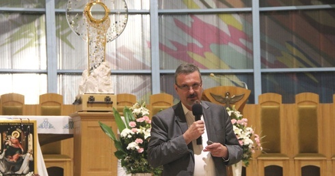 Mariusz Drapikowski i monstrancja "Królowa Pokoju".