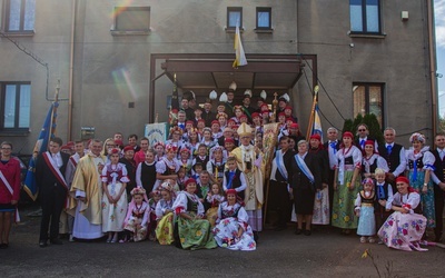 Abp W. Skworc w Krasowach na 100-leciu kościoła: Bądźcie wierni Eucharystii i tej wierności uczcie