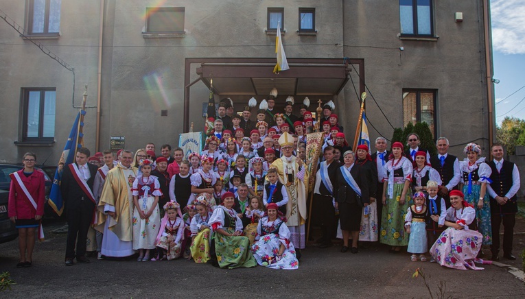 Abp W. Skworc w Krasowach na 100-leciu kościoła: Bądźcie wierni Eucharystii i tej wierności uczcie