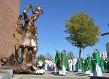 Stalowa Wola, parafia Trójcy Przenajświętszej. Poświęcenie figury św. Michała Archanioła.