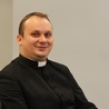 Do wspólnej modlitwy w intencji kapłanów zaprasza ks. Andrzej Wiecki.