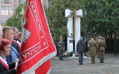 Pod pomnikiem, w miejscu gdzie w 1942 roku powieszono pracowników Fabryki Broni, delegacje złożyły wiązanki kwiatów.