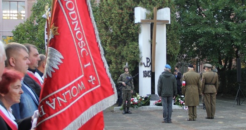 Pod pomnikiem, w miejscu gdzie w 1942 roku powieszono pracowników Fabryki Broni, delegacje złożyły wiązanki kwiatów.