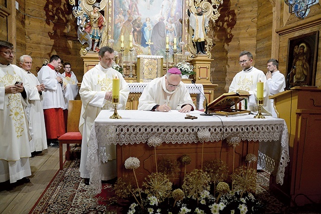 Biskup opolski podpisał statut diecezjalnej grupy dla kobiet.