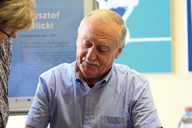 K. Wielicki podczas spotkania w bibliotece w Kędzierzynie-Koźlu.