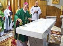Biskup namaścił ołtarz olejem świętym.
