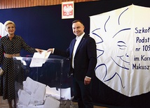 W jednej z krakowskich komisji wyborczych swój głos oddał prezydent Andrzej Duda wraz z żoną Agatą Kornhauser-Dudą.