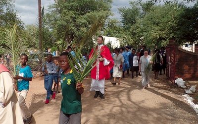 Obchody Niedzieli Palmowej w Botswanie.