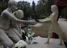 Na wielu cmentarzach można spotkać pomniki upamiętniające dzieci utracone.