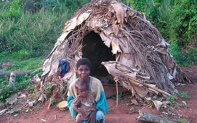 ◄	Jedną z mieszkanek Kamerunu, z którymi pracuje s. Teodora, jest Nasi Baka. W jej domku  mieszka 7 osób.
