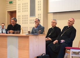 Panel dyskusyjny. Od lewej: ks. Artur Sepioło, dr hab. Aleksander Bańka, bp prof. dr hab. Andrzej Siemieniewski i bp Andrzej Iwanecki.