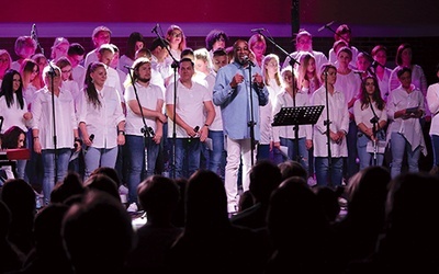 Koncert odbył się w niedzielę 13 października w hali widowiskowo-sportowej w Iławie.  Na scenie wystąpił 57-osobowy chór, a towarzyszyła mu 6-osobowa grupa instrumentalistów.