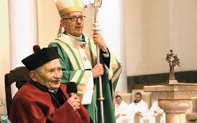 ▲	Wyróżnienie wręczył abp Wiktor Skworc, metropolita katowicki, podczas inauguracji roku akademickiego.