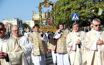 Mszę św. zakończyła procesja eucharystyczna z relikwiami świętej.