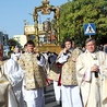 Mszę św. zakończyła procesja eucharystyczna z relikwiami świętej.