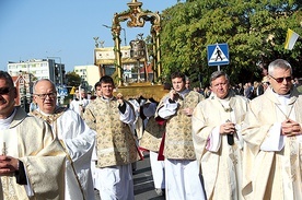 Mszę św. zakończyła procesja eucharystyczna z relikwiami świętej.