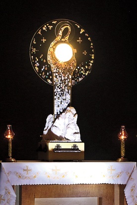 Monstrancja z Medjugorja zawiera  12 meteorytów i nawiązuje do wizerunku Maryi noszącej w swym sercu Chrystusa.