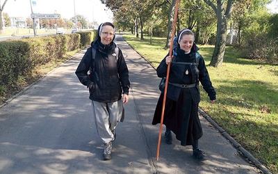 S. Bernadetta (z prawej) i s. Karmela na ostatnich kilometrach trasy już w granicach Wrocławia.