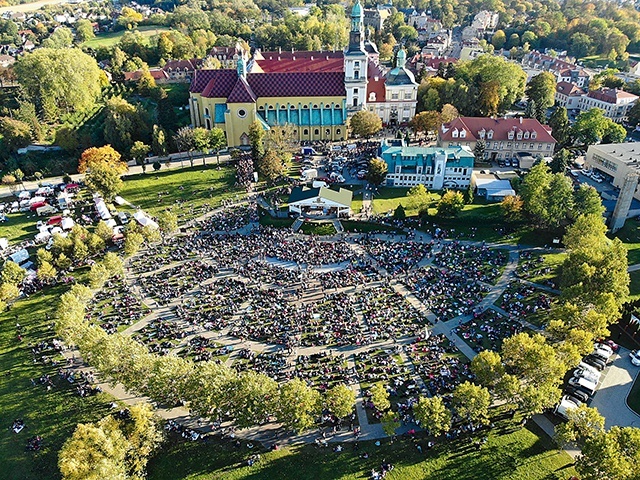 Imponująco wyglądał wypełniony plac pielgrzymkowy przy bazylice trzebnickiej z lotu ptaka.