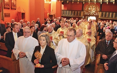 ▲	Urszula Furtak, prezes AK w Polsce, przyniosła  do ołtarza relikwie  św. Jana Pawła II.
