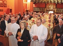 ▲	Urszula Furtak, prezes AK w Polsce, przyniosła  do ołtarza relikwie  św. Jana Pawła II.