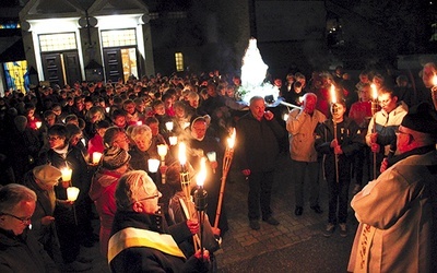 ▲	Wierni nieśli figurę Matki Bożej Fatimskiej.