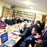 ▲	Kapłani, którym powierzona jest młodzież, spotkali się z regionalnym specjalistą ds. rozwoju piłki amatorskiej w województwie lubuskim.