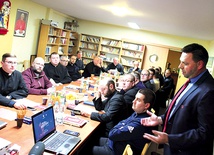 ▲	Kapłani, którym powierzona jest młodzież, spotkali się z regionalnym specjalistą ds. rozwoju piłki amatorskiej w województwie lubuskim.