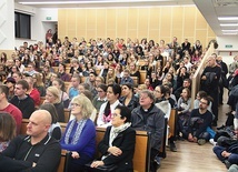 Na spotkanie z podróżnikiem przyszły tłumy słuchaczy.