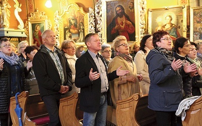 Modlitwa grup charyzmatycznych w kościele św. Marcina.