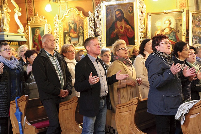 Modlitwa grup charyzmatycznych w kościele św. Marcina.
