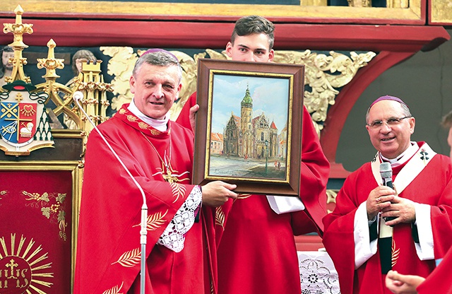 Bp Roman Pindel na pamiątkę pielgrzymki otrzymał  od abp. Bernarda Bobera obraz koszyckiej katedry.